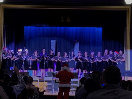 The Loretto Show Choir and Treble Chorus performing Christmas carols. Photo courtesy of Julieta Alarcon.
