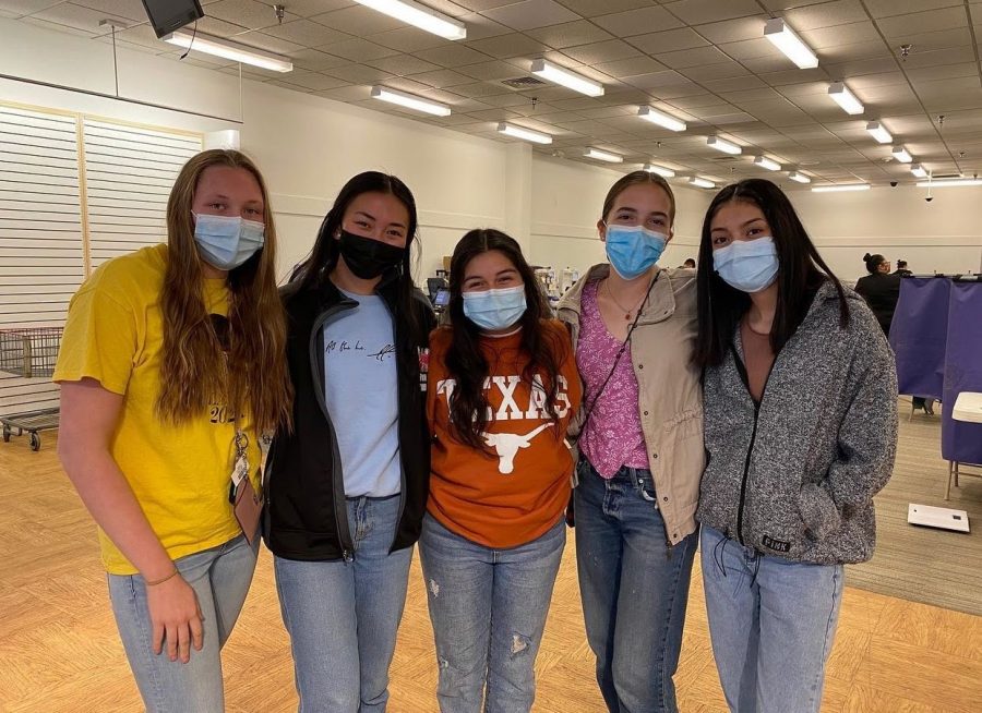 Student+volunteers+at+the+blood+drive+event+held+by+Loretto+Academy+and+Vitalant.+The+event+was+extremely+successful.+Left+to+right%3A+Celeste+Hirschi%2C+Giselle+Yoshimoto%2C+Anamarie+Cordova%2C+Valencia+Rivera-Quevedo%2C+and+Anaissa+Rodriguez.+%0A%0A