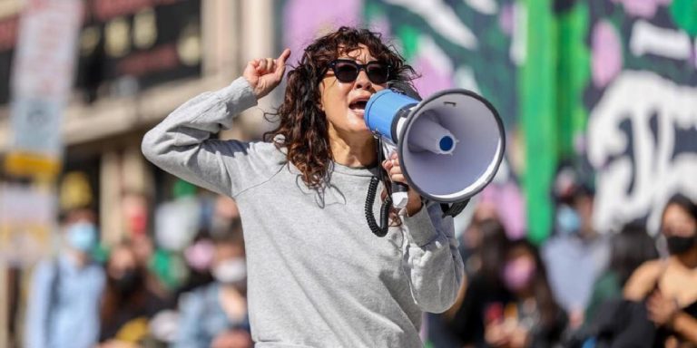 Actress+Sandra+Oh+speaks+out+at+a+Stop+Asian+Hate+protest+in+Pittsburgh%2C+Pennsylvania.+Oh+later+led+the+crowd+in+a+chant+that+yelled+%E2%80%9CI+am+proud+to+be+Asian.%E2%80%9D