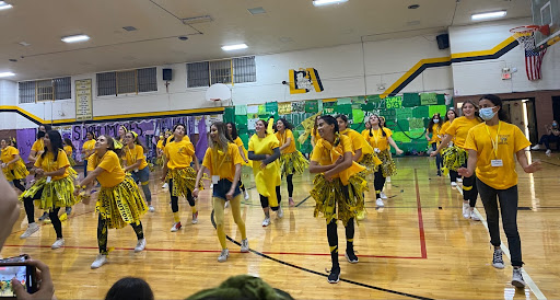 The Loretto class of 2022 performing their senior dance on Field Day. They danced to a mashup of songs including “22” by Taylor Swift, “Gasolina” by Daddy Yankee, and “Let’s Groove” by Earth, Wind & Fire.