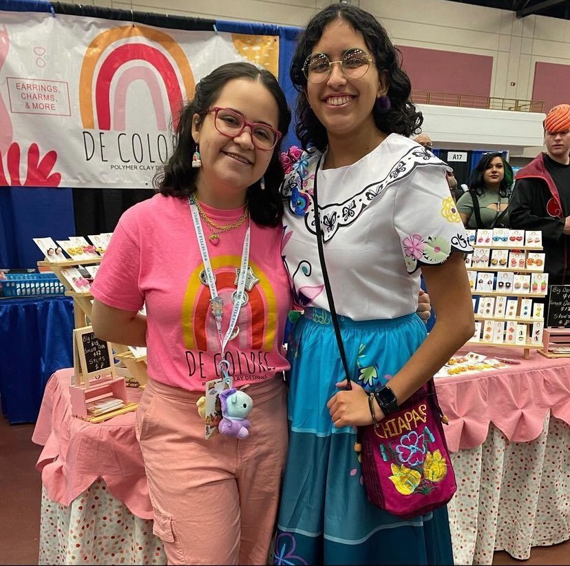 Loretto juniors Elisa Camacho (left) and Sofia Ruiz del Hoyo (right) taking a picture at the El Paso Comic Con. Camacho sold her handmade polymer clay earrings at the event. Photo courtesy of @de_colores_designs on Instagram