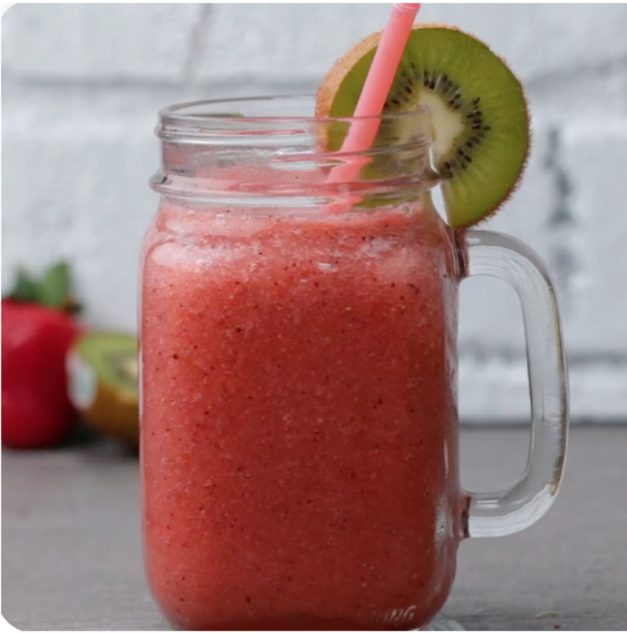 A+strawberry+and+kiwi+smoothie+is+perfect+for+a+hot+summer.+Always+an+amazing+poolside+refresher.+%0APhoto+courtesy%3A+BuzzFeed