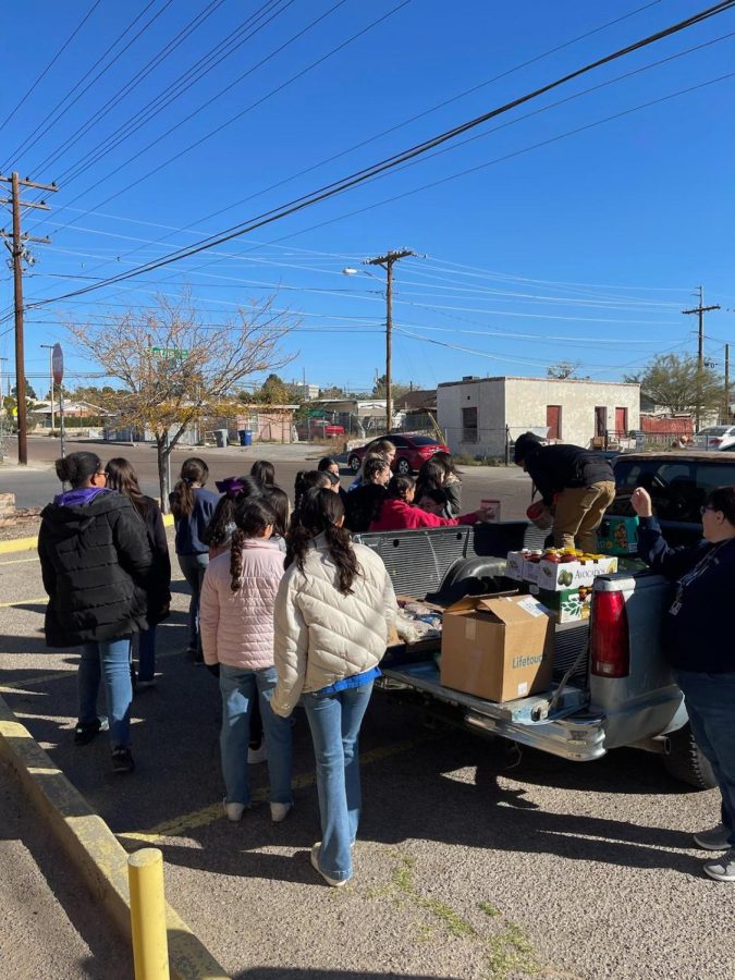 Loretto+middle+school+students+drop+off+donations+at+the+Annunciation+House+in+El+Paso%2C+Texas.+The+goods+they+dropped+off+were+donated+by+Loretto+high+school+students.+Photo+courtesy+of+Ms.+Martinez