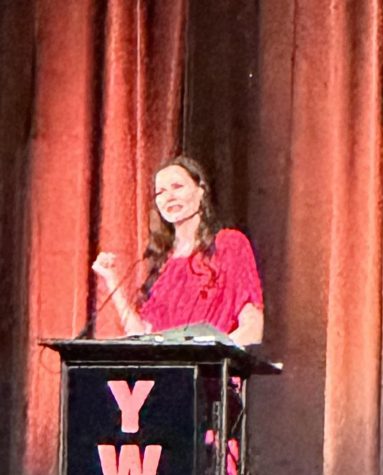 Geena Davis speaks at the 28th Annual YWCA Women’s Luncheon. The event was at the El Paso Convention Center. Photo courtesy of Mia Badillo