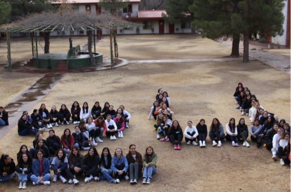Seniors taking their retreat picture. This picture was taken on the final day of the retreat. Photo courtesy of Christiane Tapia. 